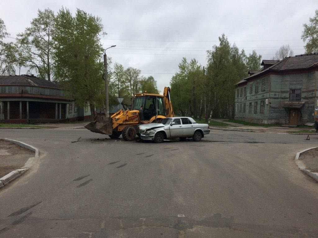 В Северодвинске на перекрёстке столкнулись погрузчик и автомобиль «ГАЗ»
